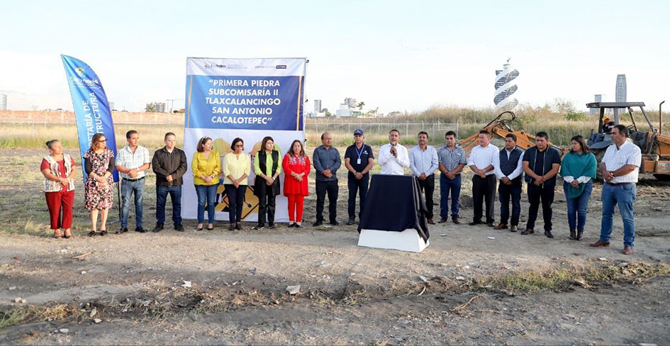 Coloca Mundo Tlatehui primera piedra de la subcomisaría II Tlaxcalancingo-Cacalotepec
