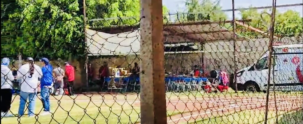 Ya no pudo cantar “playbol”, se infartó  * El umpire, se alistaba a trabajar, cuando se desvaneció  Por Julio CÉSAR SOLÍS