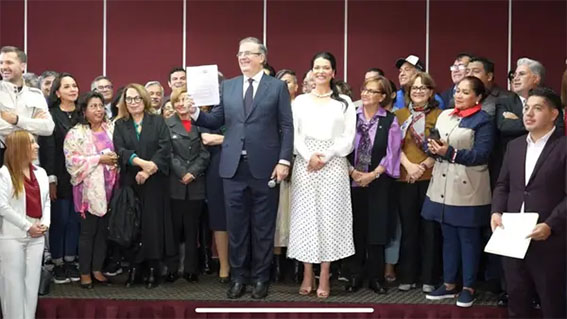Marcelo Ebrard se queda en MORENA