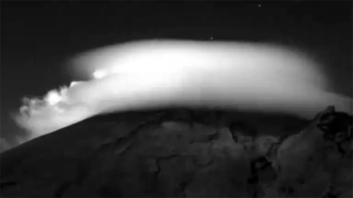 Sorprende “corona” de nubes en el volcán Popocatépetl