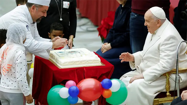 Papa Francisco cumple hoy 87 años y lo celebra con niños de un hospital en el Vaticano