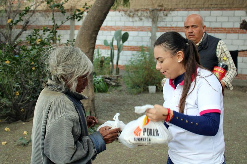 Fundación “María De la Barreda”, entregó 450 pollos