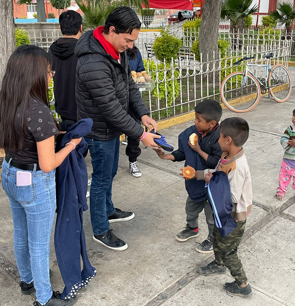Jóvenes priistas entregan presentes a niños cholultecas