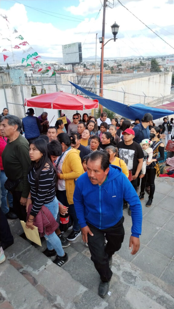 Miles de guadalupanos en el cerrito de Guadalupe
