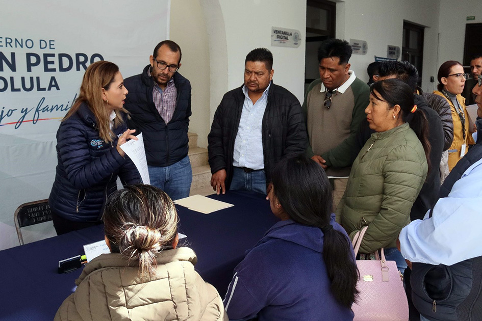Paola Angon formaliza entrega de terreno tele-bachillerato en Zacapechpan