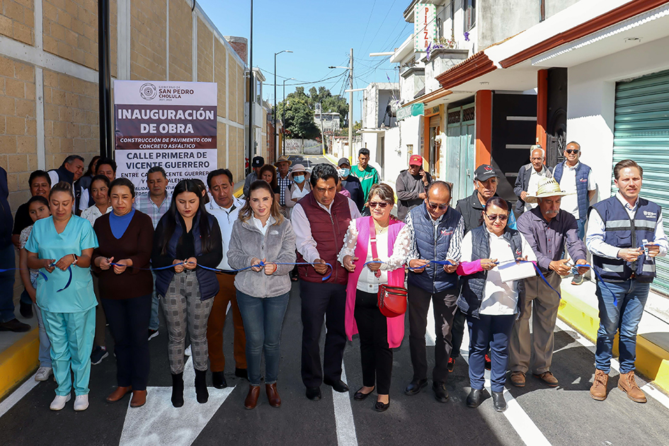 Paola Angon, entrega calle pavimentada en Momoxpan