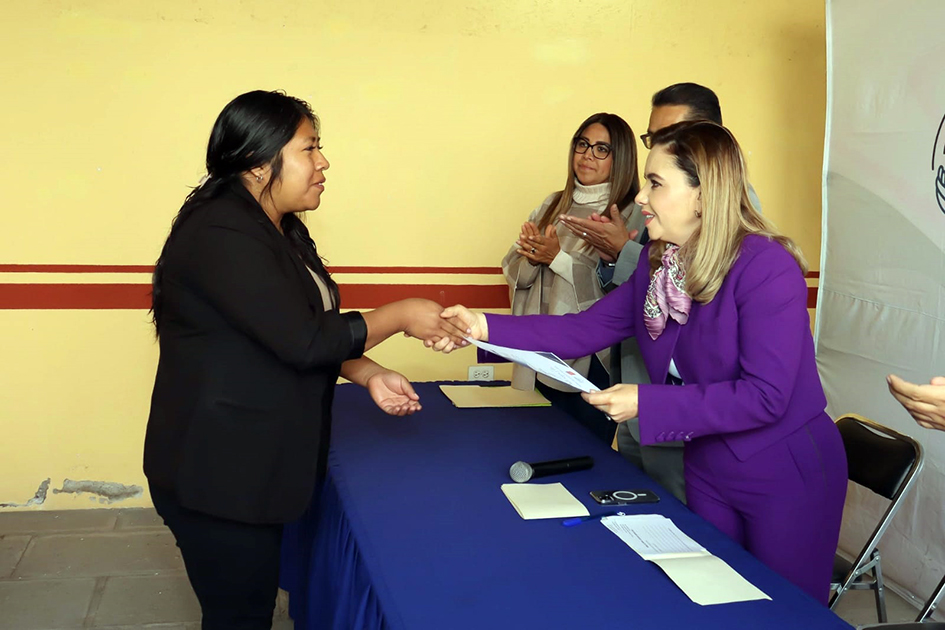 Servidores públicos recibieron de Paola Angon, reconocimiento