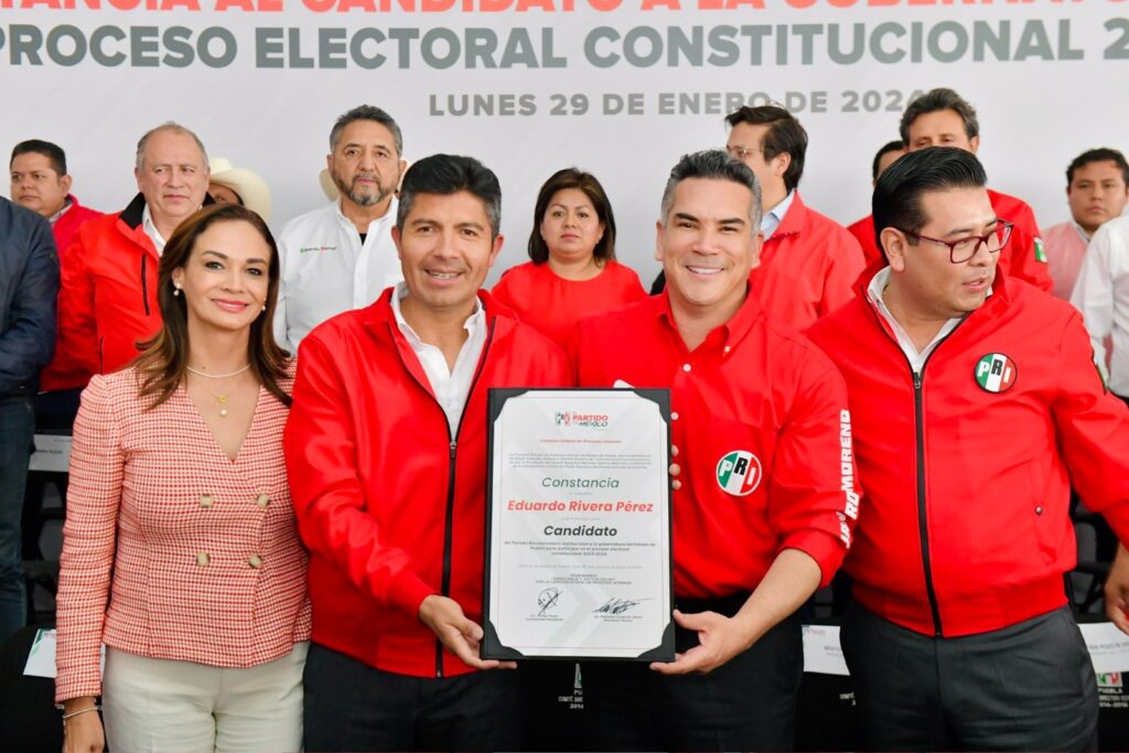 Recibe Lalo Rivera constancia del PRI de manos de Alejandro Moreno