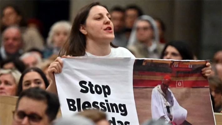 Anti-taurinos protestan contra corridas de toros en misa del Papa Francisco