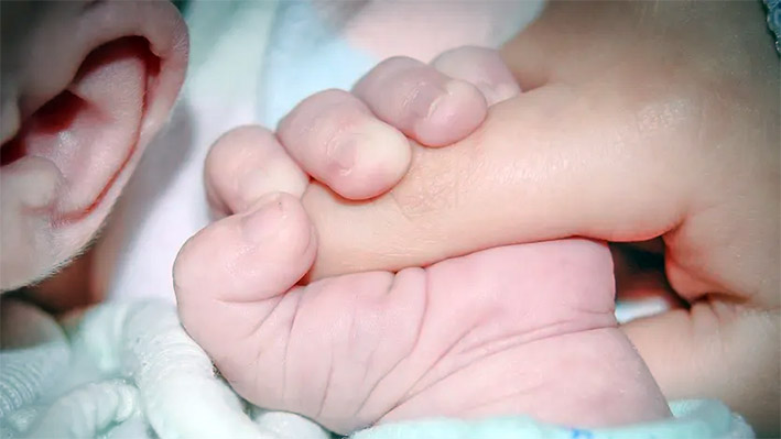 Bebé muere de hambre al quedar dos semanas junto al cadáver de su papá