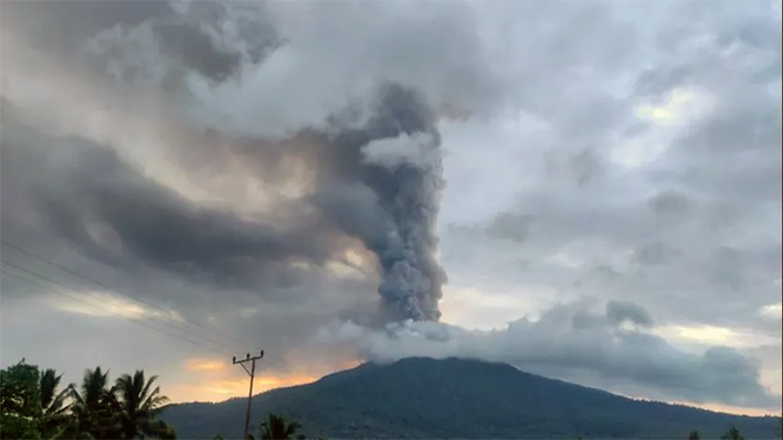 Indonesia eleva al máximo alerta por posible erupción de volcán Lewotobi Laki-Laki