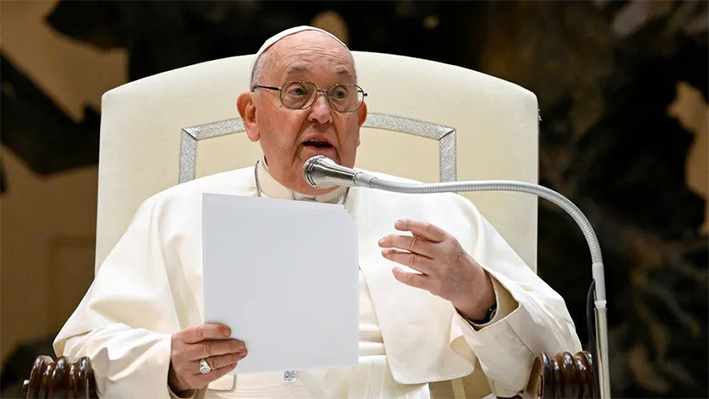 Salud del Papa Francisco vuelve a debilitarse; tiene «un poco de bronquitis»