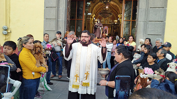 Acudieron con sus mascotas para la bendición