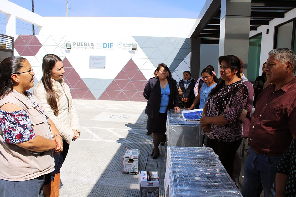 María De la Barreda, entrega reequipamiento a 9 desayunadores escolares