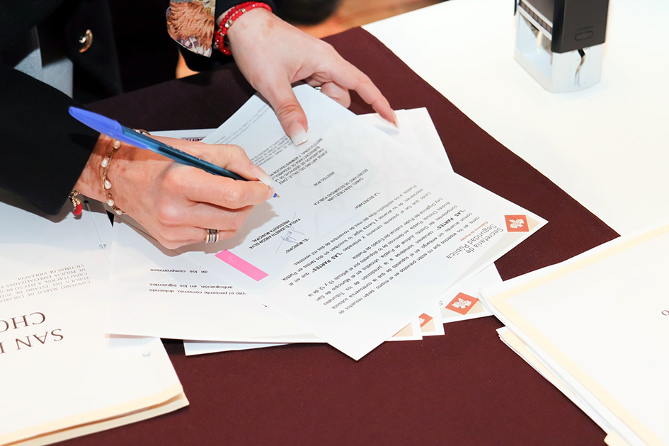 Paola Angon, signa convenio con  SEGOB