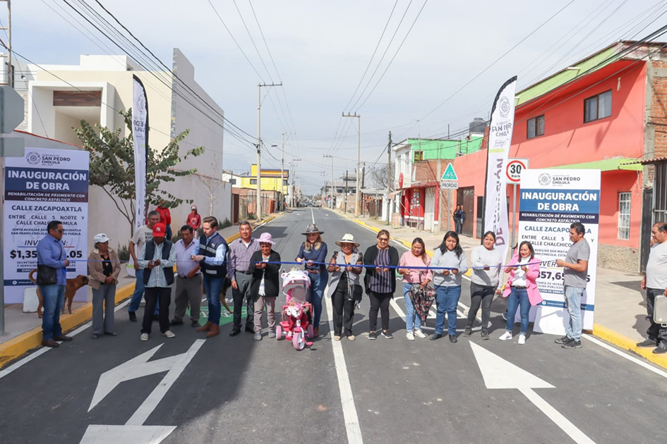 Paola Angon entrega calle en Cocoyotla