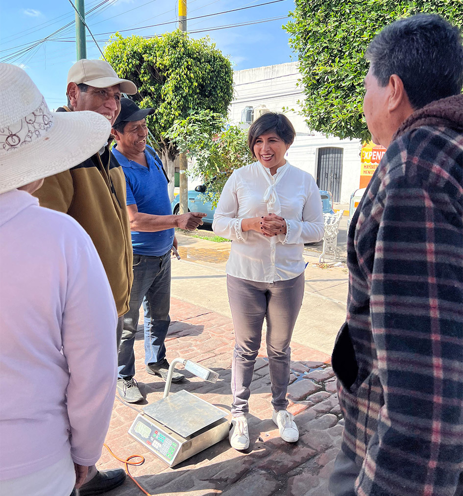 Roxana Luna participa en programas de apoyo a la economía familiar en Momoxpan
