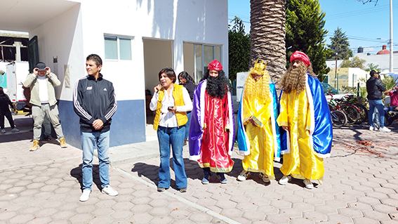 Recorriendo el municipio Roxana Luna, entrega juguetes