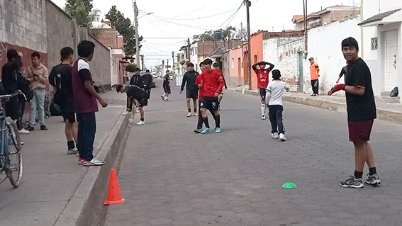 “Street Soccer Cholula” inició con niños y jóvenes futbolistas