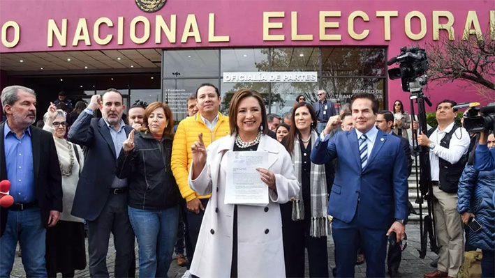 Xóchitl Gálvez presenta ante el INE denuncia contra Sheinbaum por desvío de recursos