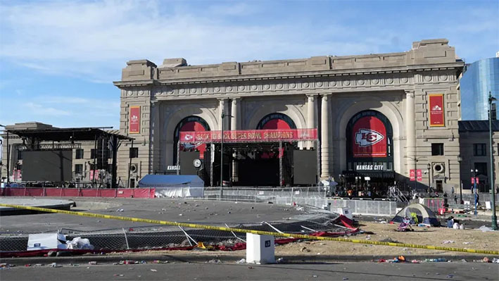 Acusan a dos menores de edad por tiroteo en desfile de la victoria en Kansas