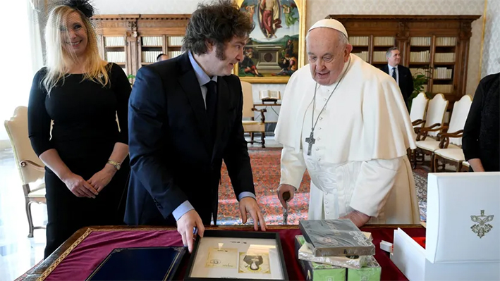Milei se reunió una hora con el Papa Francisco y le regaló alfajores