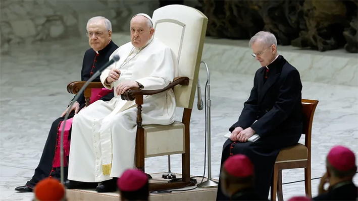 Papa Francisco tacha de “hipocresía” criticar bendición de parejas homosexuales