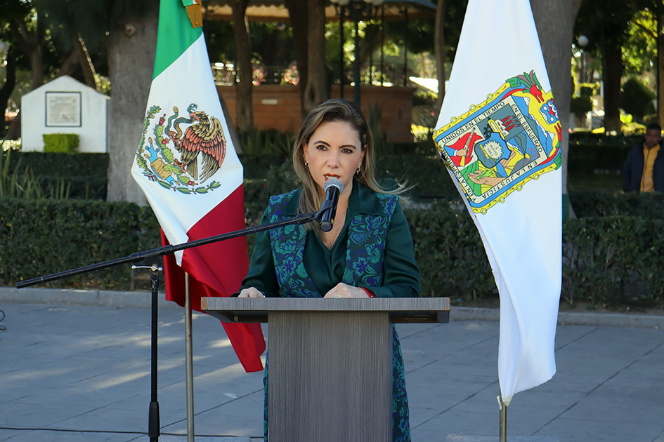 Preside Paola Angon ceremonia conmemorativa al 107 aniversario de la Constitución Política