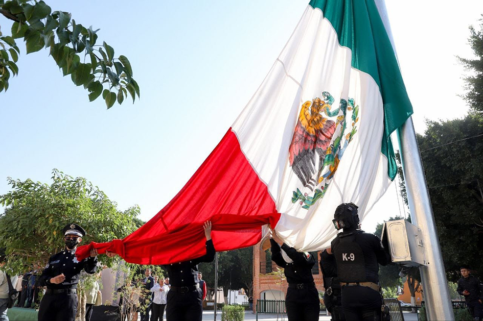 Encabeza Mundo Tlatehui ceremonia cívica en conmemoración por el día de la bandera