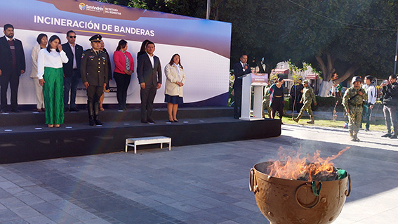 Encabezó Mundo Tlatehui, incineración de banderas nacionales