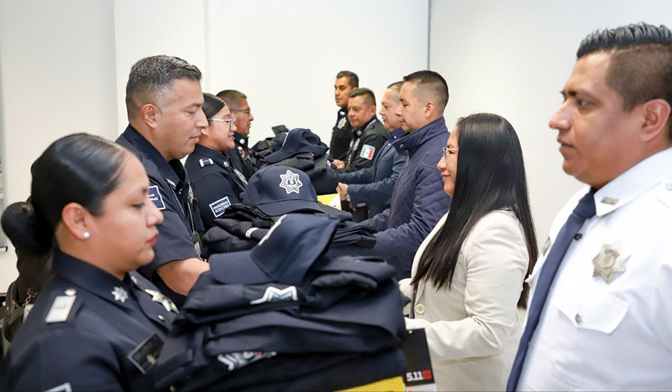 Mundo Tlatehui entregó uniformes a elementos de la Secretaría de Seguridad Pública