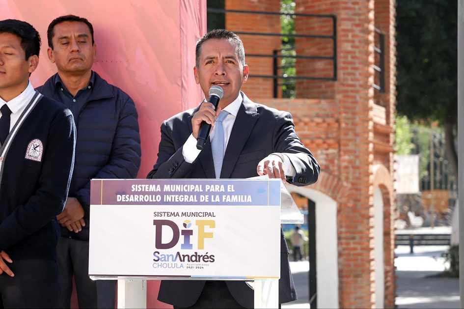 Mundo Tlatehui entrega apoyos económicos a instituciones educativas