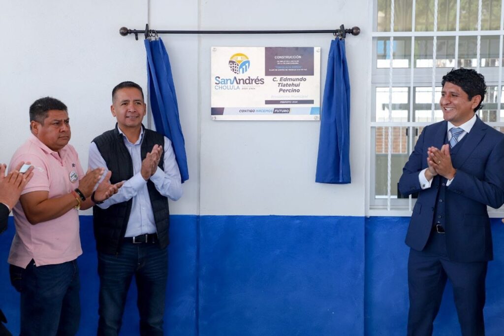 Telesecundaria Tomas Alva Edison recibe de Mundo Tlatehui su biblioteca