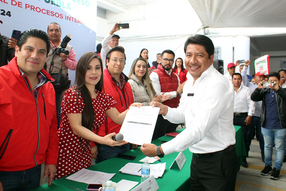 Erik Robles se registra como aspirante a la alcaldía de Coronango