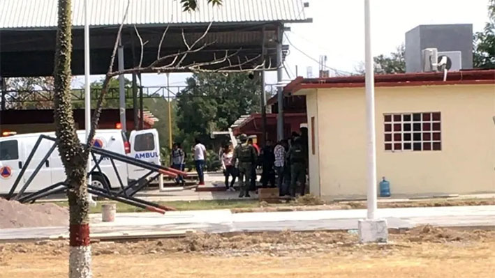 Alumnos detonan arma en salón de clases