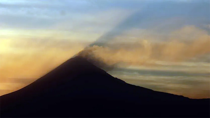 Popocatépetl lanza material incandescente y aparece estrella fugaz