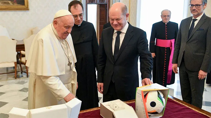 Canciller Alemán Regala al Papa Francisco Balón Oficial de Eurocopa 2024