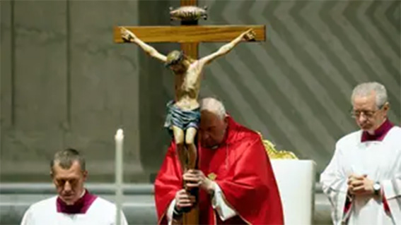 El Papa Francisco preside en silencio el rito por la pasión de Cristo este Viernes Santo
