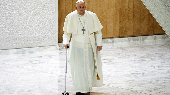 Papa Francisco entra caminando y lee la catequesis de la audiencia general