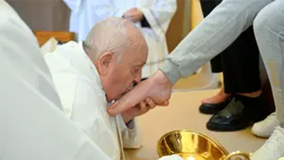 Papa Francisco celebra lavatorio de los pies en cárcel de mujeres de Roma en Jueves Santo
