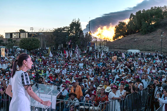 Al pie de la pirámide Claudia Sheinbaum