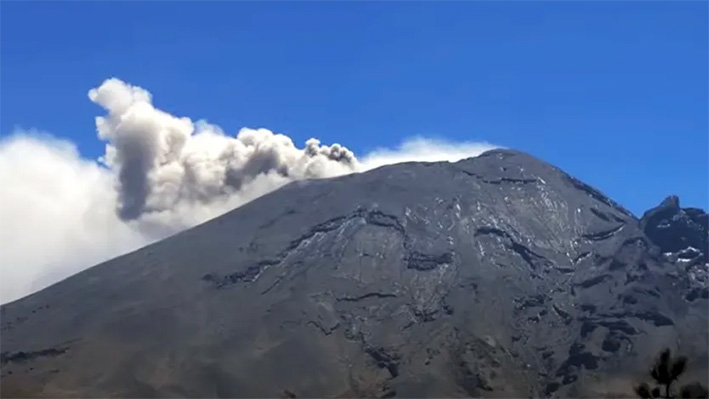 Ceniza del volcán Popocatépetl cubre vehículos y calles en Puebla