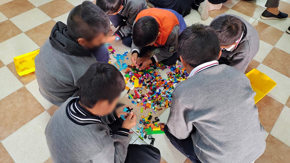 “Construyendo a tú Héroe con Legos”, trabajo en equipo