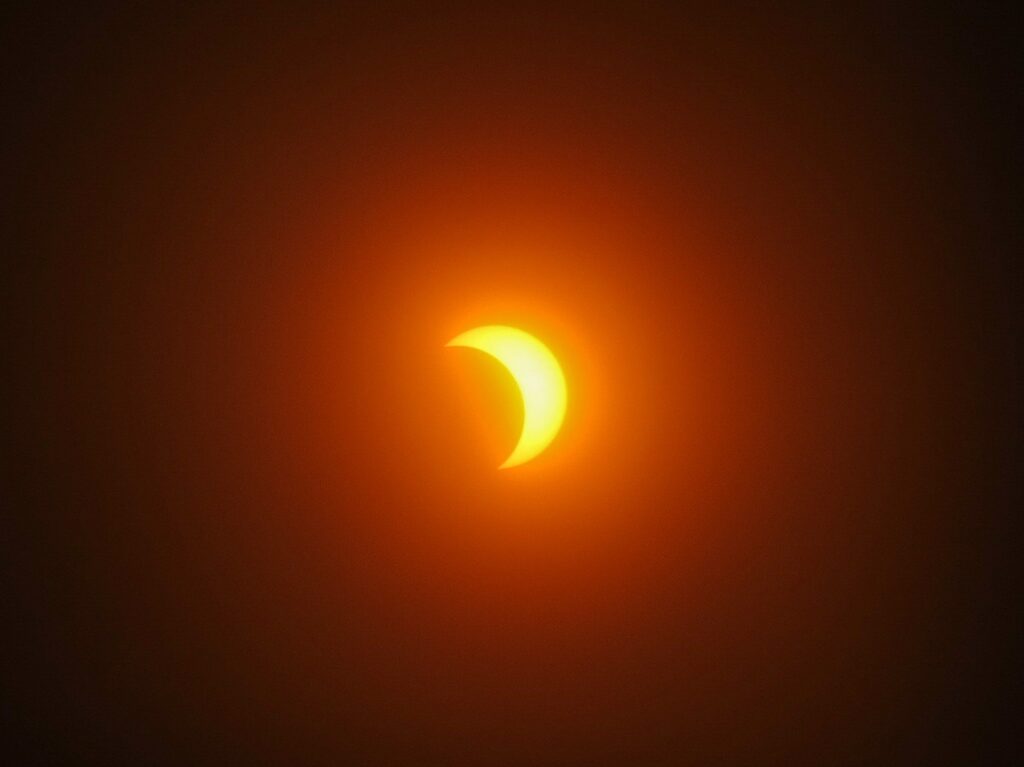 El 18 de abril, eclipse solar