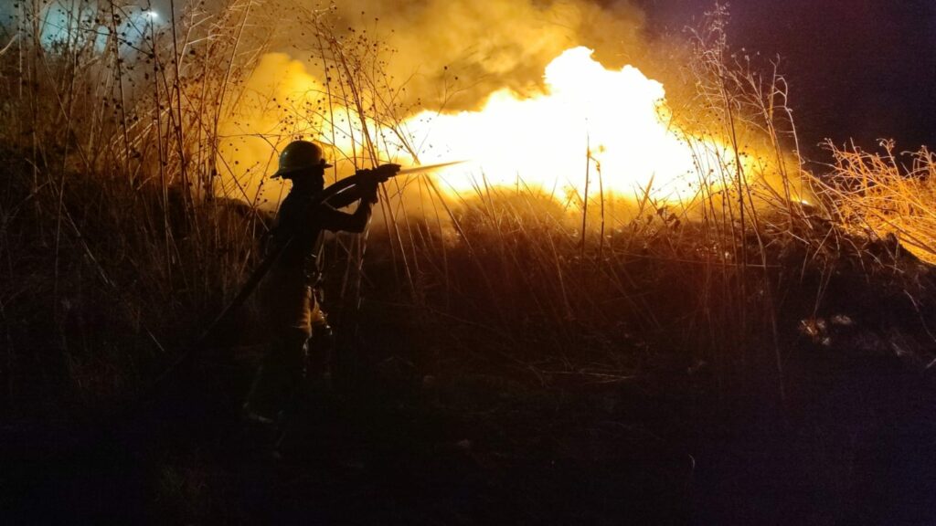 Incendio en lote baldío de Momoxpan