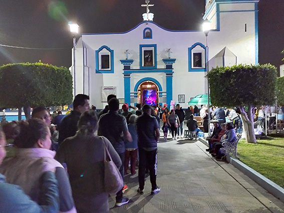 Miles de feligreses visitaron las iglesias