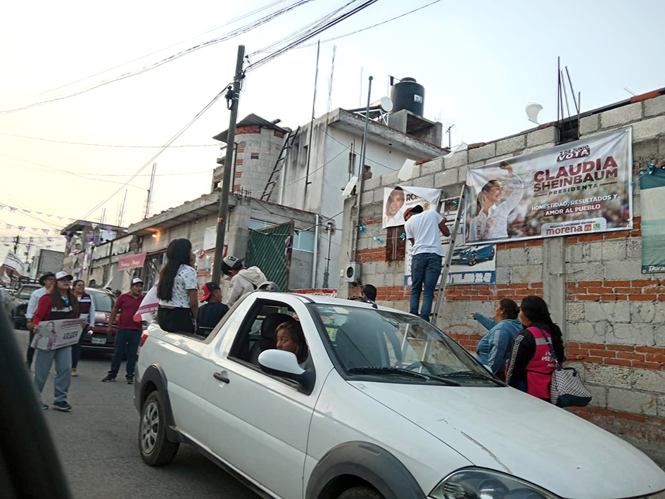 Denuncian a brigadistas de Morena, por retiro arbitrario de lonas de Roxana luna