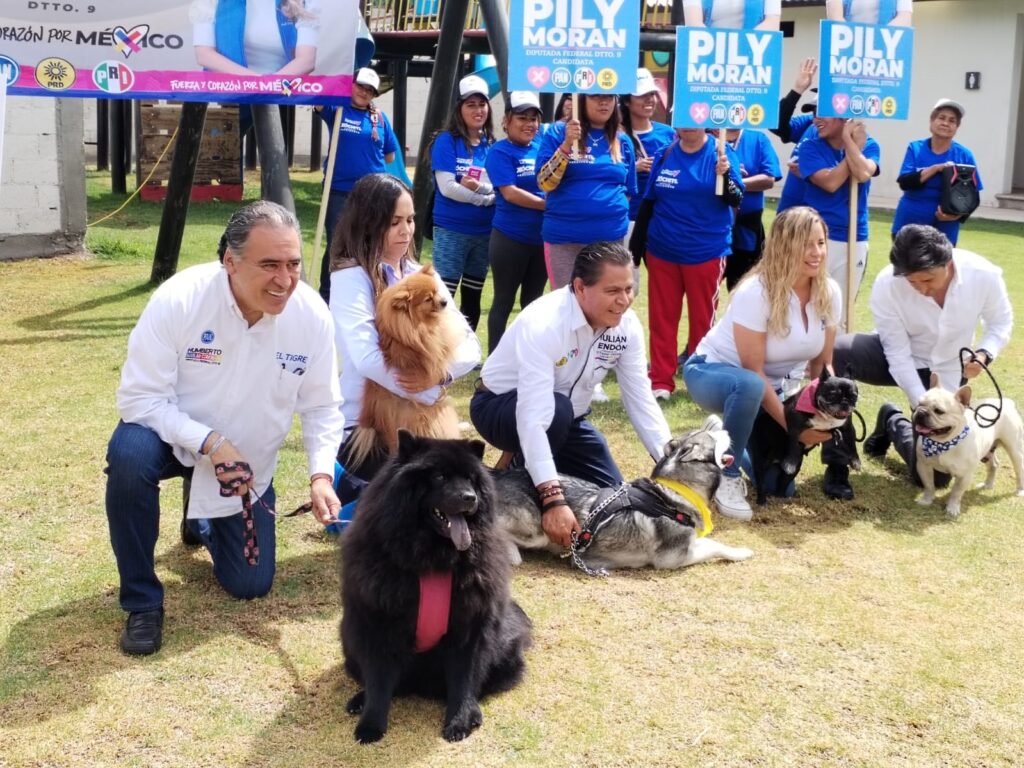 Firma Humberto Aguilar compromiso en favor de los derechos de los animales