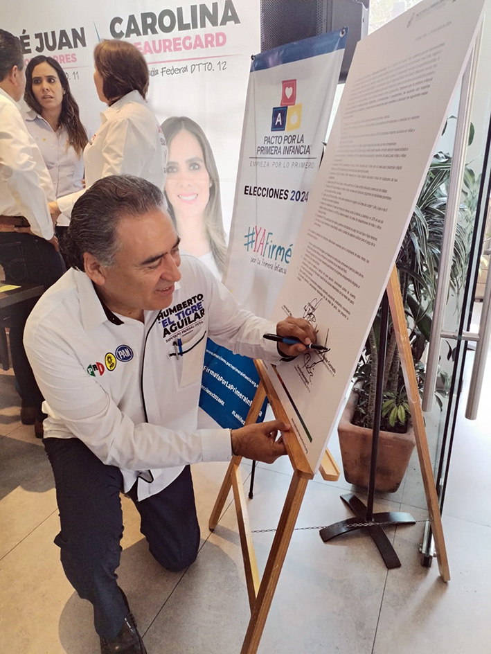 Humberto Aguilar firma pacto por la Primera Infancia