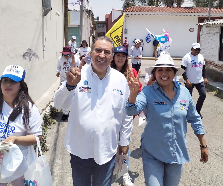 Humberto Aguilar y Roxana Luna recorren calles de Santiago Momoxpan